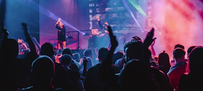 一群球迷在酒吧热烈讨论足球比赛的欢乐氛围场景