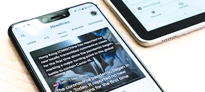 体育报纸头条与手机推送体育新闻的桌面特写